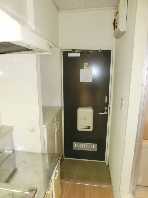 玄関　玄関にはシューズボックスあります。