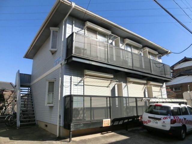 建物外観　アパート前面は駐車場で日当たり良好です。