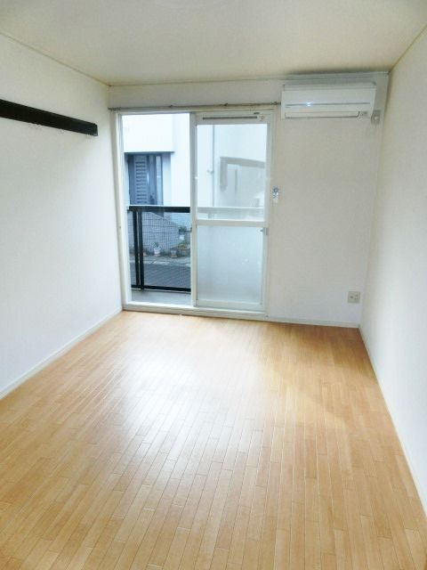 居室・リビング　礼金・敷金なしのお部屋です。