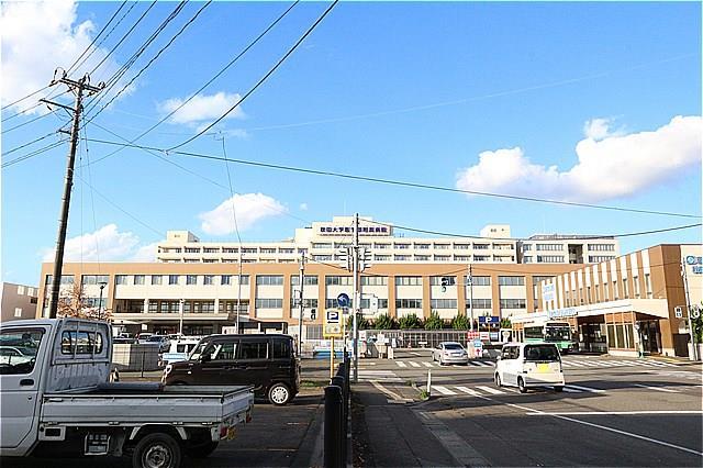 病院　秋田大学医学部附属病院（病院）まで950m