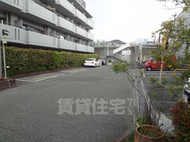 コンビニ　ローソン　岡上の町四丁目店（コンビニ）まで240m