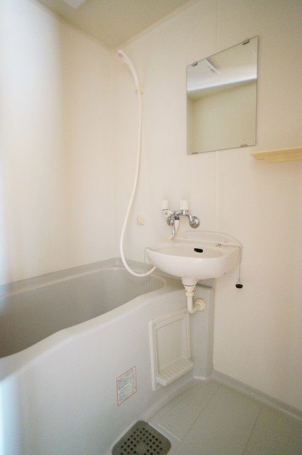 バス・シャワールーム　使いやすい☆洗面ボールと一体型のバスルームです♪