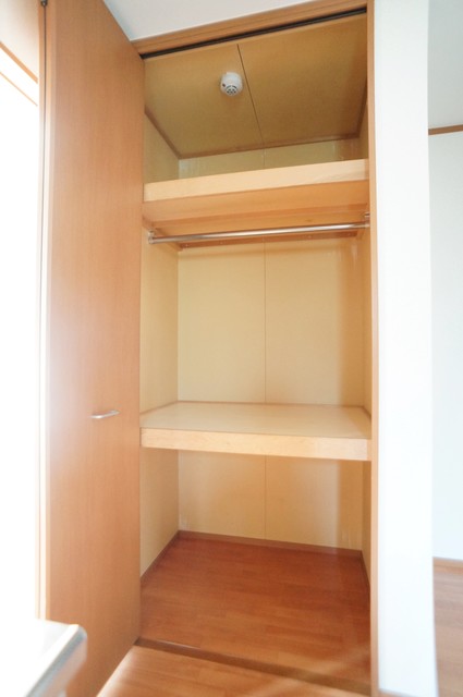 収納　パイプハンガーがあるので畳まず衣類を掛けることができます♪