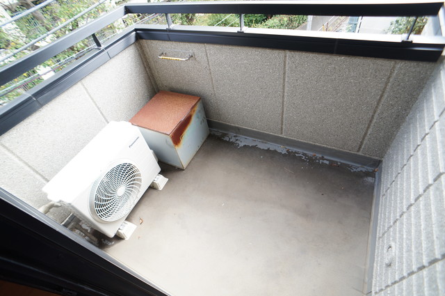 バルコニー　バルコニーがあるので洗濯物を太陽の下で干すことができます♪