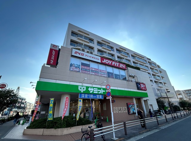 スーパー　サミットストア芦花公園駅前店（スーパー）まで518m