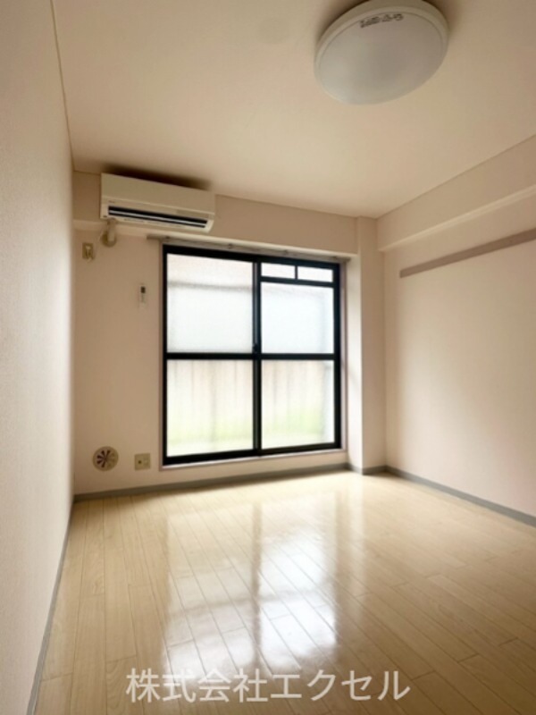 居室・リビング　エアコン・照明付きのお部屋です。