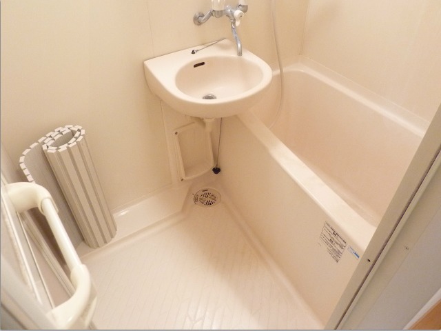 バス・シャワールーム　バストイレ別で清潔感のある水回り