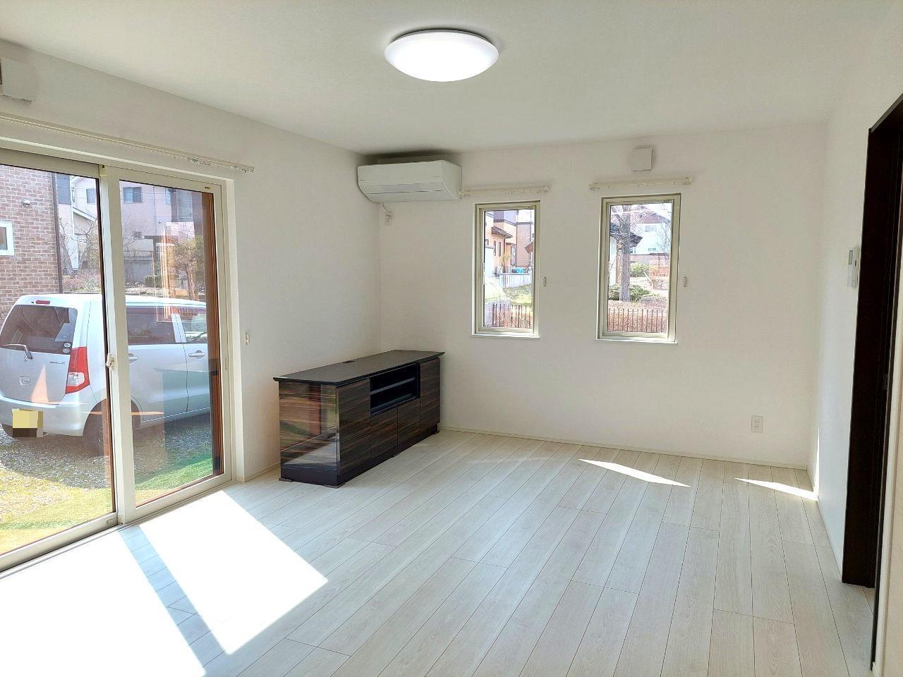 その他部屋・スペース　リビングにエアコン1基、テレビ台あり