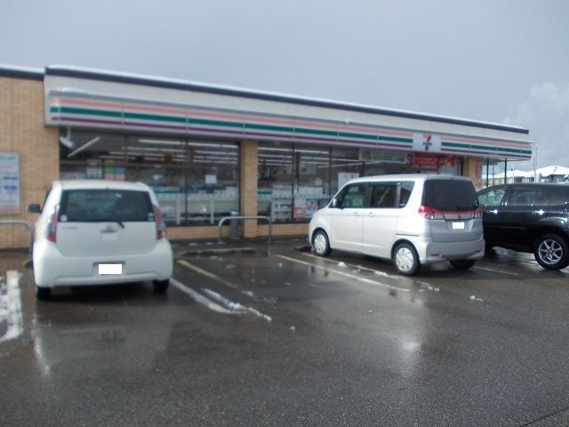 コンビニ　セブンイレブン 高岡米島店（コンビニ）まで597m