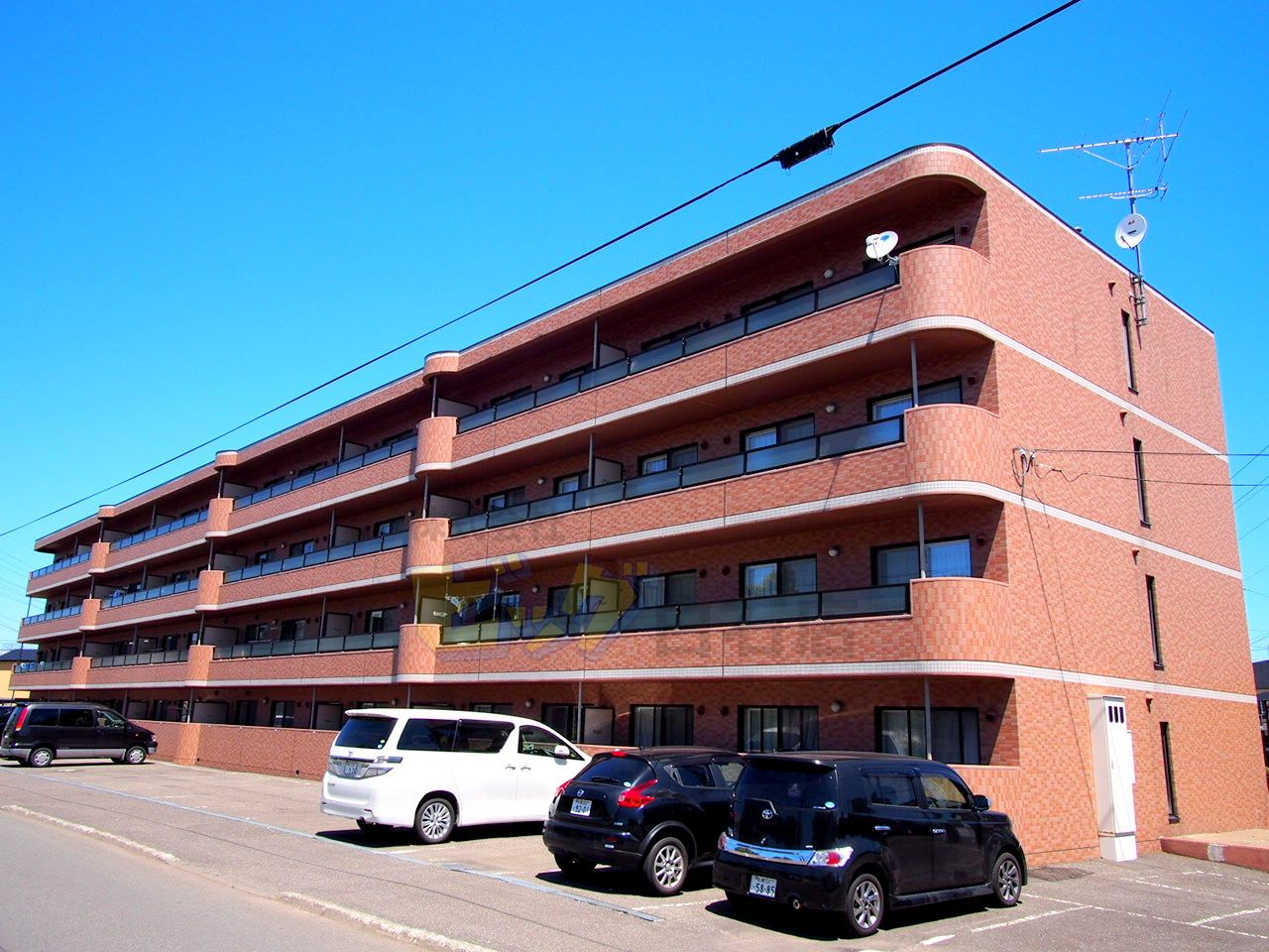 建物外観　南西向きで陽当たり良好なマンションです♪