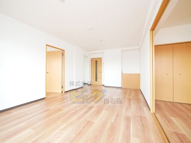 居室・リビング　陽当たり良好で明るいリビングです♪