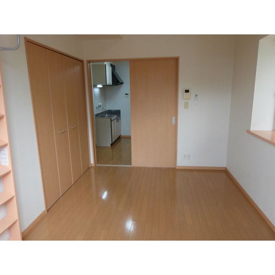その他部屋・スペース　南側に出窓があり採光良好です！