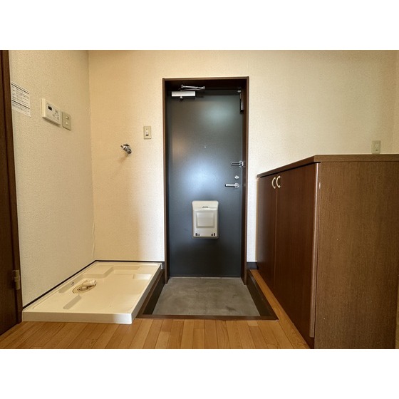 玄関　※他のお部屋のお写真となります。