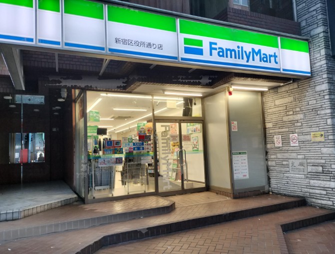 コンビニ　ファミリーマート新宿余丁町店（コンビニ）まで201m