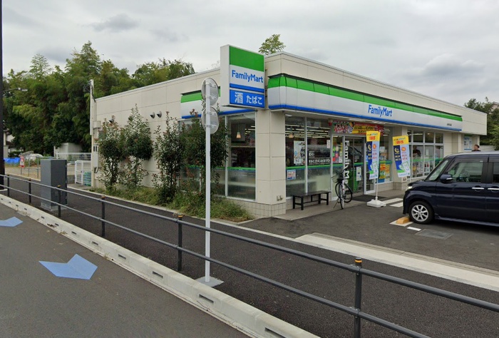 コンビニ　ファミリーマート（コンビニ）まで198m