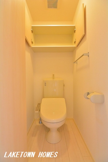 トイレ　上部に収納のある温水洗浄便座付のトイレです。