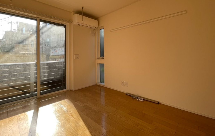 バルコニー　別部屋の画像を使用しております。
