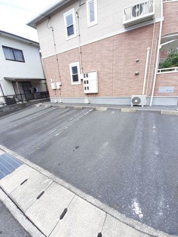 駐車場　駐車場があるので、車を買う予定の方も安心です
