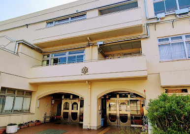 小学校　新宿区立富久小学校（小学校）まで474m