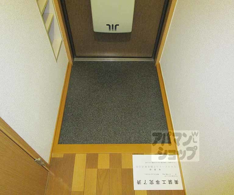 玄関　１０２号室の写真です。
