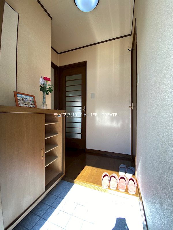 玄関　写真は103号室