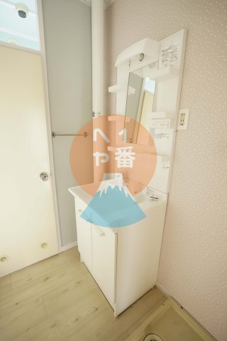 洗面設備　ネット無料。独立洗面台付きです