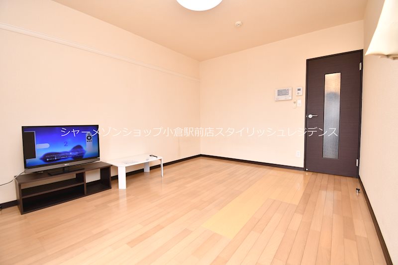 その他部屋・スペース　液晶TV・TV台・テーブル・カーテン・照明・エアコン付き