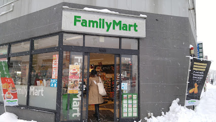コンビニ　ファミリーマート月寒中央店（コンビニ）まで200m