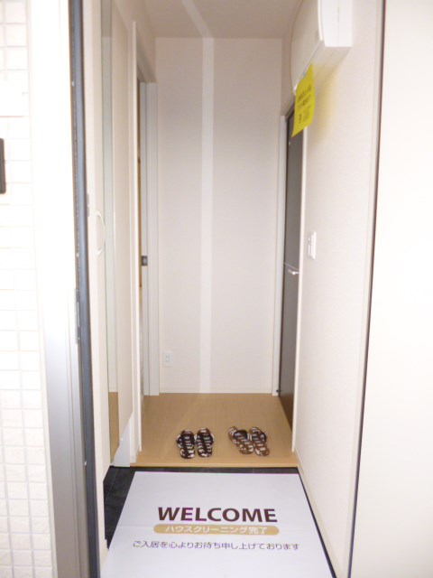 玄関　※写真は302号室です。ご参考下さい。