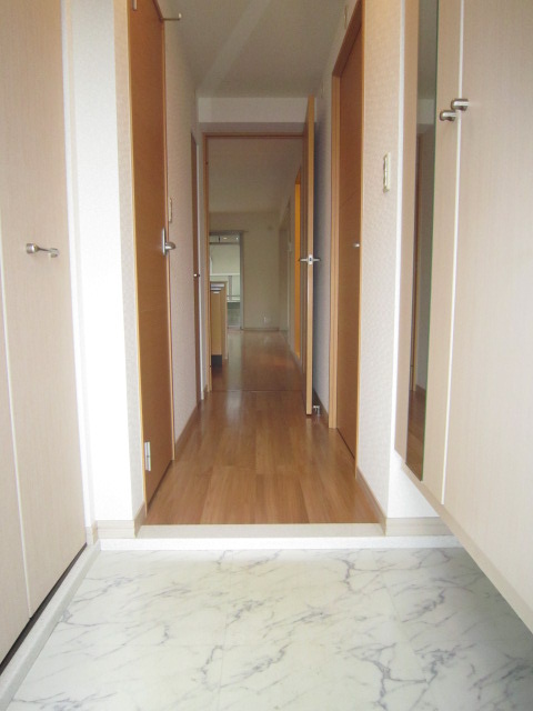 玄関　別のお部屋のお写真になります。