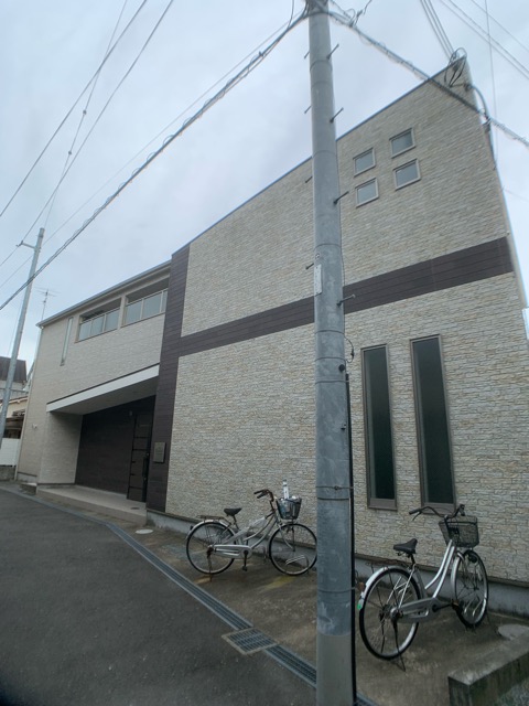 建物外観　オートロックで外部の人間が簡単に出入りできないため安心です。