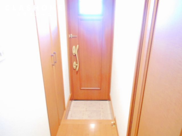 玄関　同物件の別部屋になります。