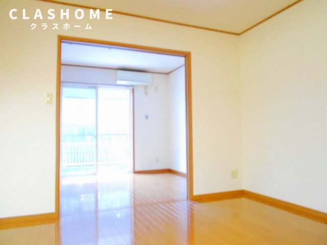 居室・リビング　同物件の別部屋になります。