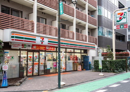 コンビニ　セブンイレブン 新宿大久保駅前店（コンビニ）まで241m