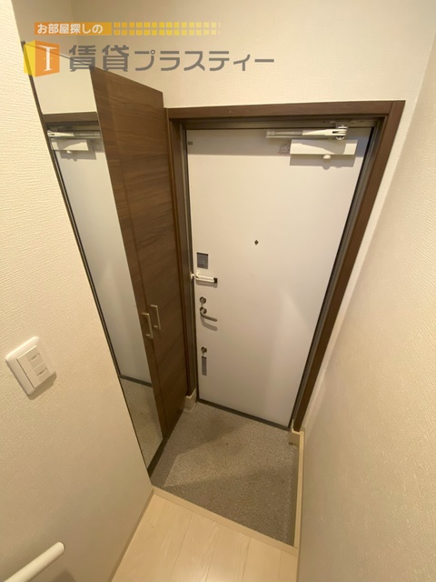 玄関　全身鏡で身だしなみバッチリ。