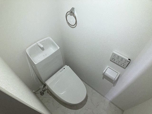 トイレ　温水洗浄便座付きトイレ