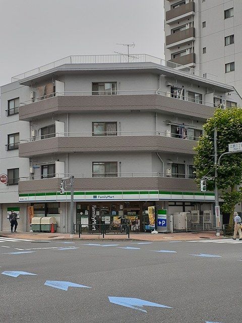 コンビニ　ファミリーマート（コンビニ）まで96m