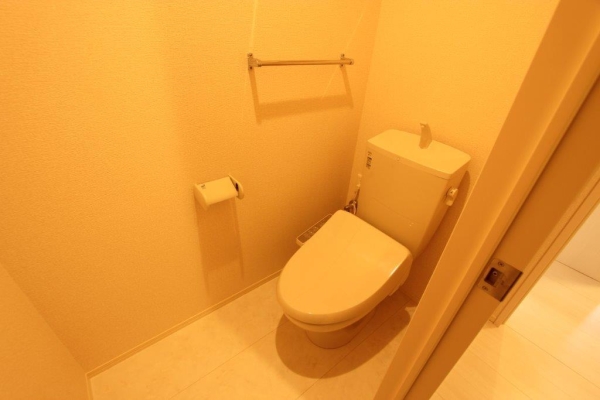 トイレ　温水シャワー付きトイレです