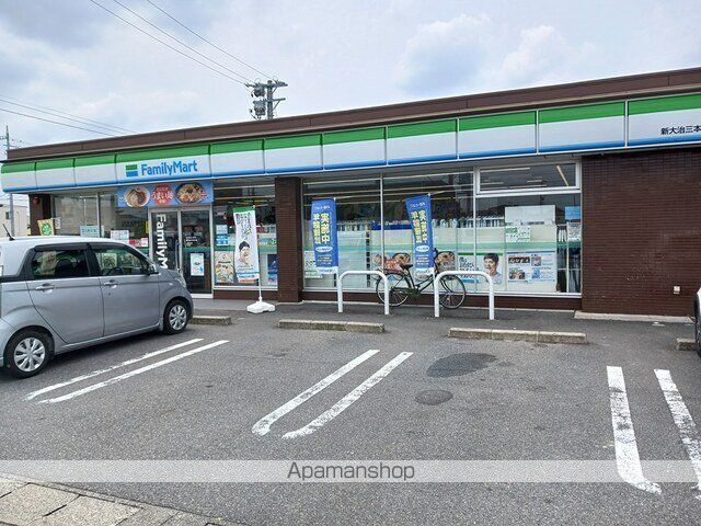 コンビニ　ファミリーマート（コンビニ）まで250m