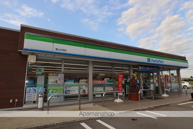 コンビニ　ファミリーマート（コンビニ）まで985m