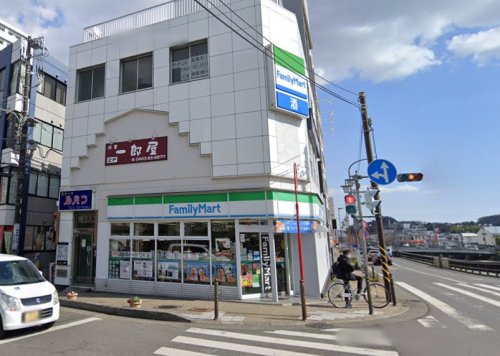 コンビニ　ファミリーマート（コンビニ）まで309m