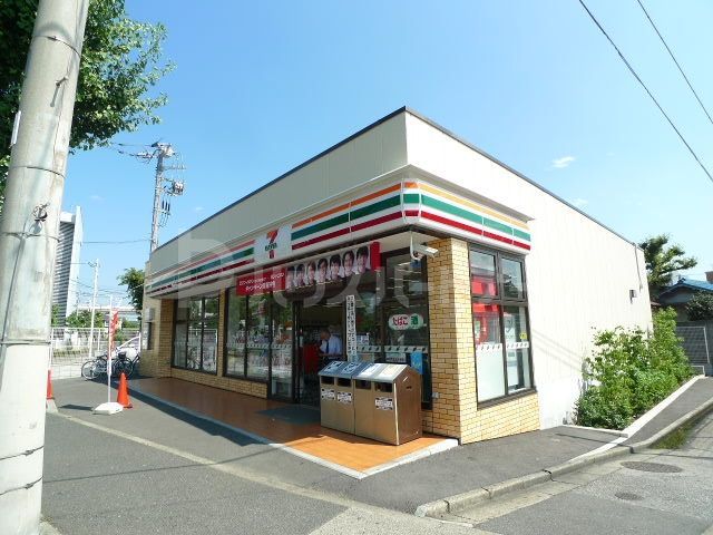 コンビニ　セブンイレブン足立西綾瀬3丁目店（コンビニ）まで520m