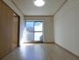 居室・リビング　南東向き洋室6帖☆バルコニーに繋がるお部屋です！壁にはピクチ