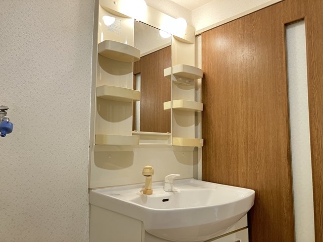洗面設備　同物件別部屋（別階数）です