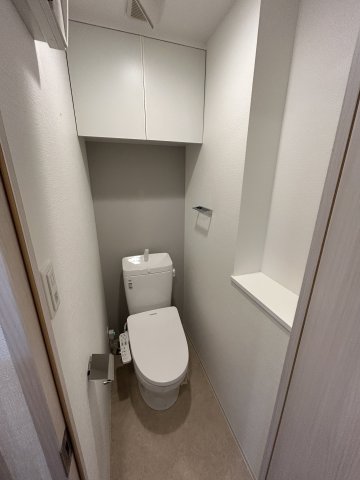 トイレ　落ち着いた色調のトイレです
