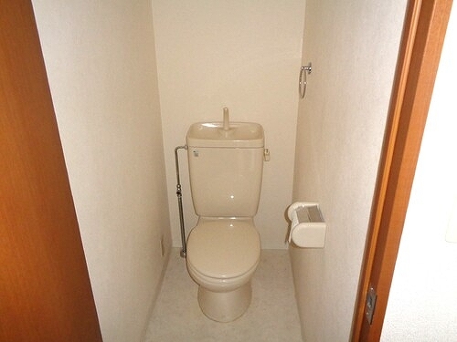 トイレ　落ち着いた色調のトイレです