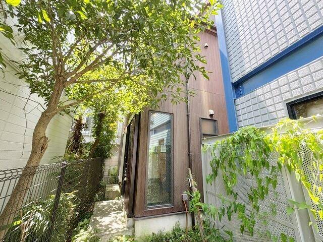建物外観　駅から徒歩４分