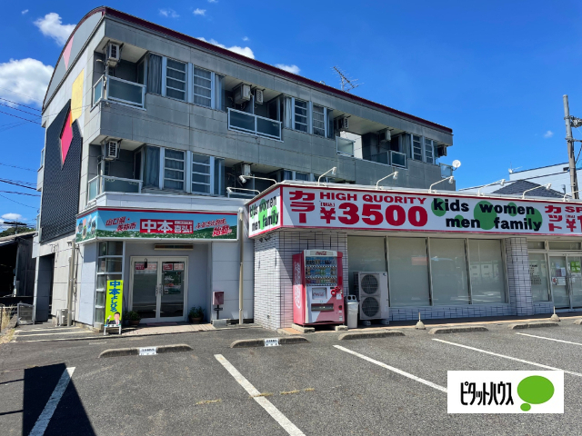 建物外観　一階には散髪屋さんが入っています♪