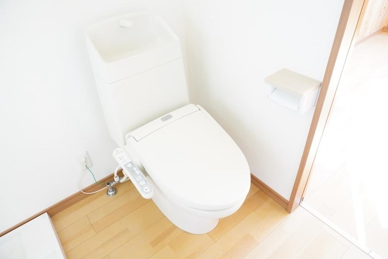 トイレ　トイレは快適な温水洗浄便座付き