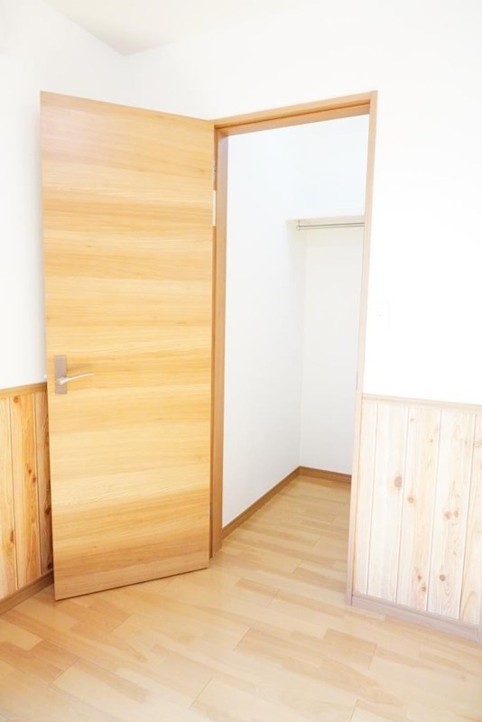 収納　クローゼット付きの洋室